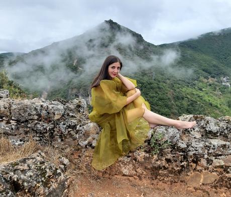 La escritora Espido Freire se fotografía en el Castillo de Cornatel en una visita por tierras bercianas