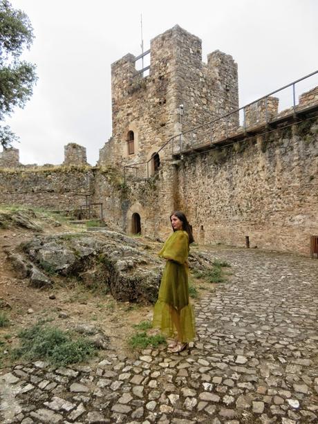 La escritora Espido Freire se fotografía en el Castillo de Cornatel en una visita por tierras bercianas