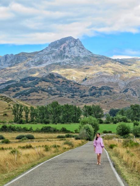 La escritora Espido Freire se fotografía en el Castillo de Cornatel en una visita por tierras bercianas