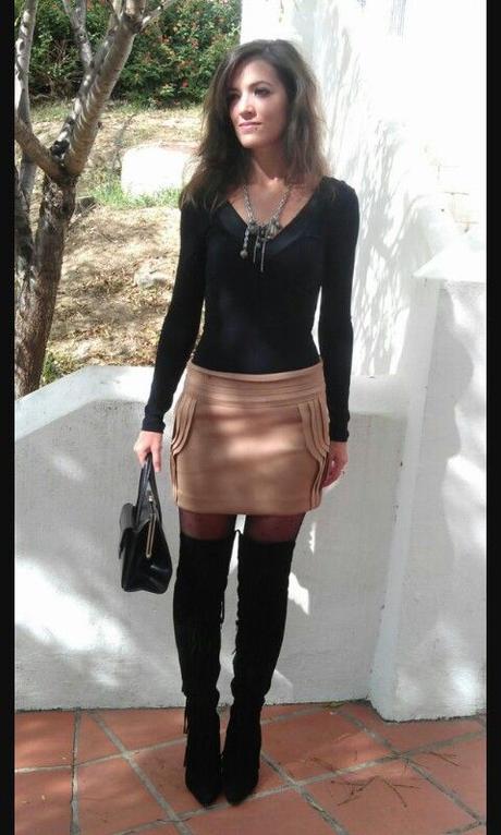 Falda Botas Outfit Invierno Mujer