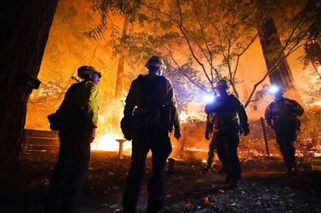 California pide ayuda internacional por incendios sin control