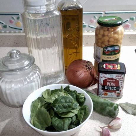 Los ingredientes necesarios para hacer garbanzos con acelgas en Thermomix