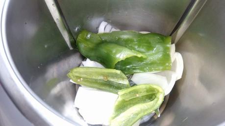 Echamos la verdura en el vaso y picamos