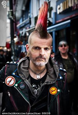 “Conspiranoides”, contra las mascarillas obligatorias. Y el rey emérito, anfitrión de MBZ, uno de los hombres más poderosos del mundo árabe.