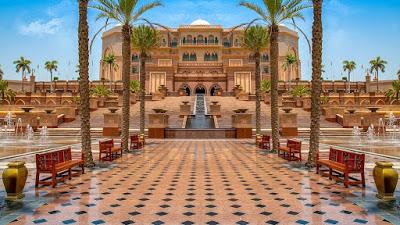 “Conspiranoides”, contra las mascarillas obligatorias. Y el rey emérito, anfitrión de MBZ, uno de los hombres más poderosos del mundo árabe.