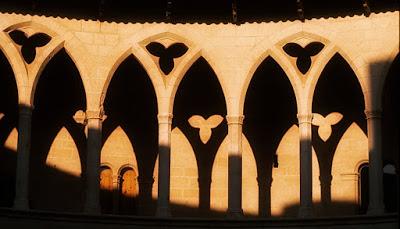 “Conspiranoides”, contra las mascarillas obligatorias. Y el rey emérito, anfitrión de MBZ, uno de los hombres más poderosos del mundo árabe.