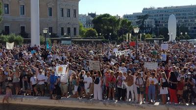 “Conspiranoides”, contra las mascarillas obligatorias. Y el rey emérito, anfitrión de MBZ, uno de los hombres más poderosos del mundo árabe.