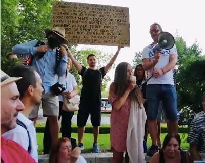 “Conspiranoides”, contra las mascarillas obligatorias. Y el rey emérito, anfitrión de MBZ, uno de los hombres más poderosos del mundo árabe.