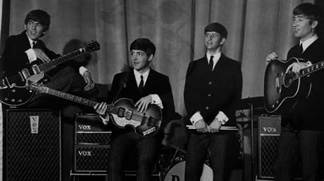 TRAJES QUE IDENTIFICAN A LA ESTRELLA DEL ROCK