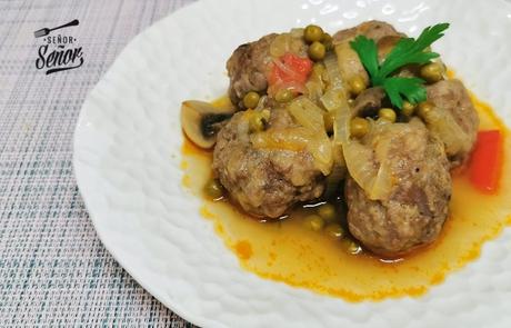 Albóndigas a la jardinera, una receta tradicional perfecta