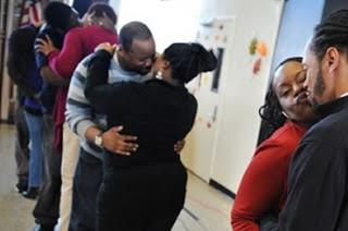 Pastor realiza concurso de besos en la Iglesia