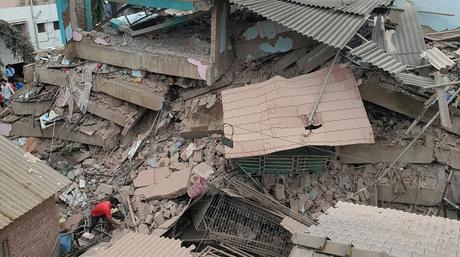 India: Edificio se desploma dejando decenas de personas atrapadas