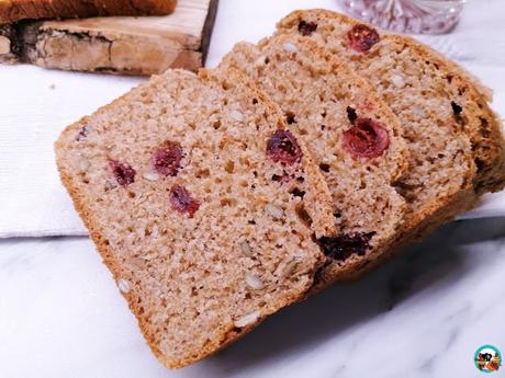 Pan integral con arándanos y semillas