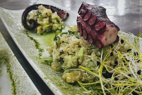 Tabule de quinoa y pulpo con aliño de té matcha