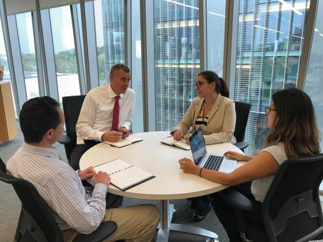 El problema de decir mi puerta está siempre abierta.