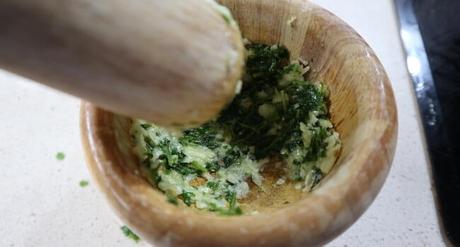 Merluza a la Marinera en Olla GM Hacemos el machado de ajo y perejil