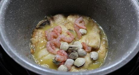 Merluza a la Marinera en Olla GM Echamos todos los ingredientes en la cubeta y sofreímos