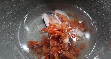 Echamos los ingredientes en la cubeta y cocinamos todo junto