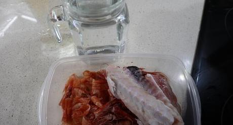 Los ingredientes necesarios para hacer fumet de pescado en la Olla GM