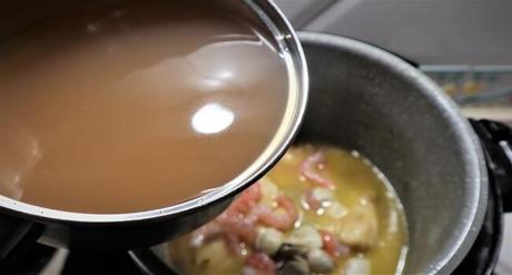 Caldo de pescado preparado para las recetas