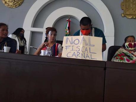 Activistas toman la tribuna alterna del Congreso del Estado