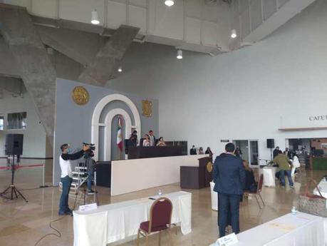 Activistas toman la tribuna alterna del Congreso del Estado