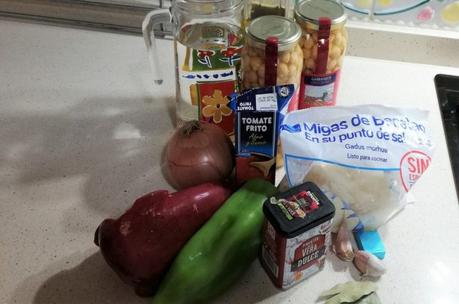 Los ingredientes necesarios para hacer garbanzos con bacalao en Thermomix
