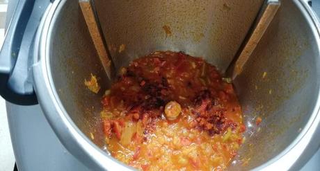 Echamos el tomate junto a la verdura y hacemos el sofrito