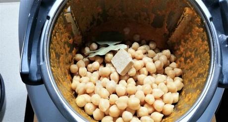 Echamos ahora los garbanzos y los vamos a cocer