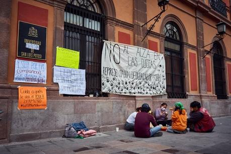 Se mantienen manifestaciones contra alza de inscripciones en la UASLP