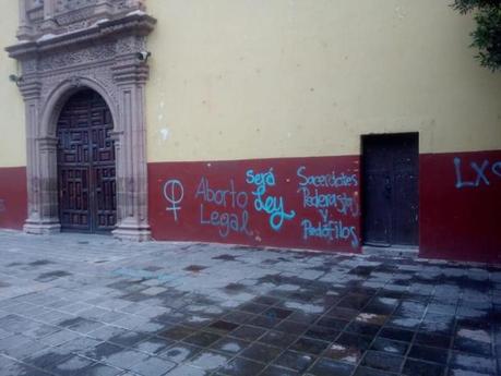 Con mensajes Pro-Aborto, pintan fachada del Templo de San Miguelito