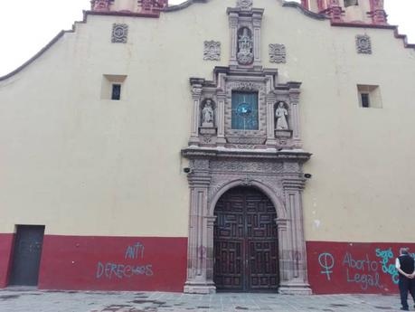 Con mensajes Pro-Aborto, pintan fachada del Templo de San Miguelito