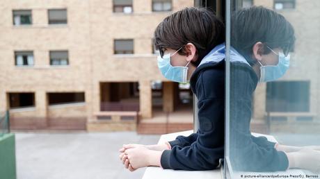 España impone uso de mascarilla en colegios