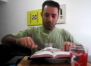 Pastor Brasileño come una hoja de la Biblia para fomentar la lectura (Video)