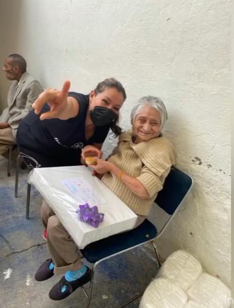 Mujeres potosinas apadrinan a adultos mayores