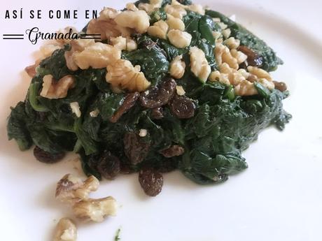 Ensalada templada de espinacas con pasas y queso de cabra Ensalada templada de espinacas con pasas y queso de cabra