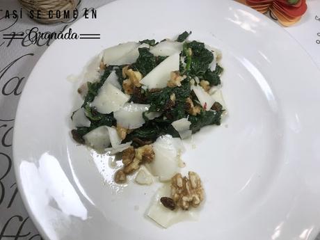 Ensalada templada de espinacas con pasas y queso de cabra Ensalada templada de espinacas con pasas y queso de cabra