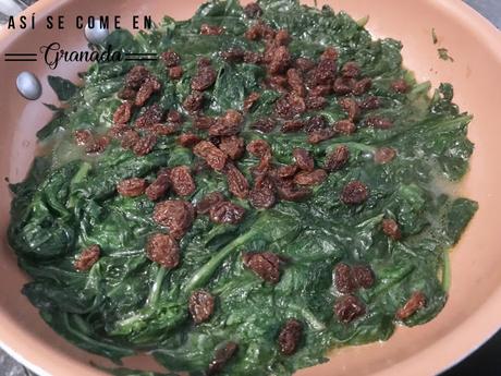 Ensalada templada de espinacas con pasas y queso de cabra Ensalada templada de espinacas con pasas y queso de cabra