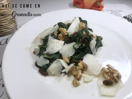 Ensalada templada de espinacas con pasas y queso de cabra Ensalada templada de espinacas con pasas y queso de cabra