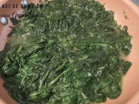 Ensalada templada de espinacas con pasas y queso de cabra Ensalada templada de espinacas con pasas y queso de cabra