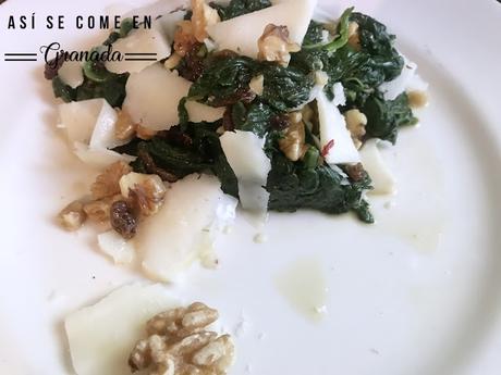 Ensalada templada de espinacas con pasas y queso de cabra Ensalada templada de espinacas con pasas y queso de cabra