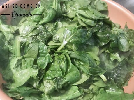 Ensalada templada de espinacas con pasas y queso de cabra Ensalada templada de espinacas con pasas y queso de cabra