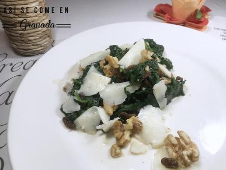 Ensalada templada de espinacas con pasas y queso de cabra