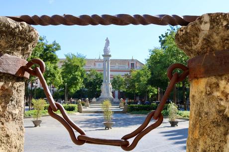 El Monumento a la Inmaculada Concepción visto  través de las cadenas del Archivo de Indias.