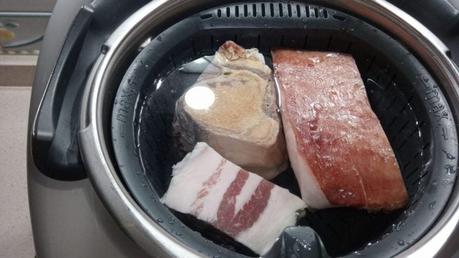 Ponemos la carne en el cestillo para cocinar