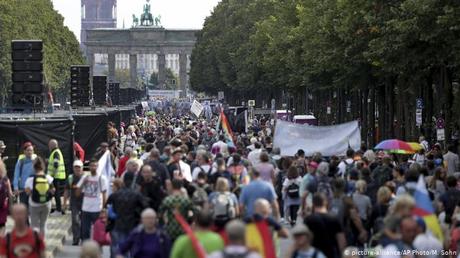 Miles marchan en Alemania contra las medidas impuestas