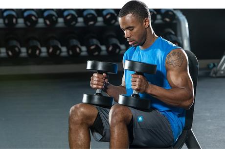 Descansar con mancuernas en el gimnasio. 