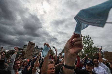 “La nueva normalidad”: Protestan en París contra el uso del tapaboca