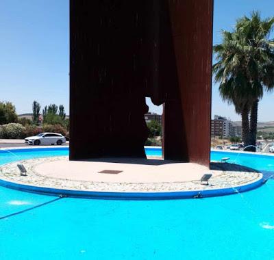 El emérito, expuesto a quedarse sin bustos, sin calles, sin parques y sin medallas de oro.