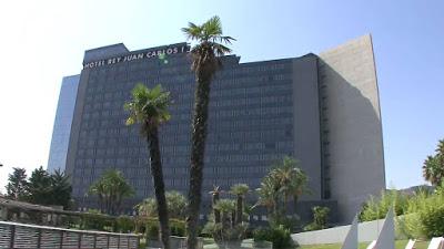 El emérito, expuesto a quedarse sin bustos, sin calles, sin parques y sin medallas de oro. El emérito, expuesto a quedarse sin bustos, sin calles, sin parques y sin medallas de oro.